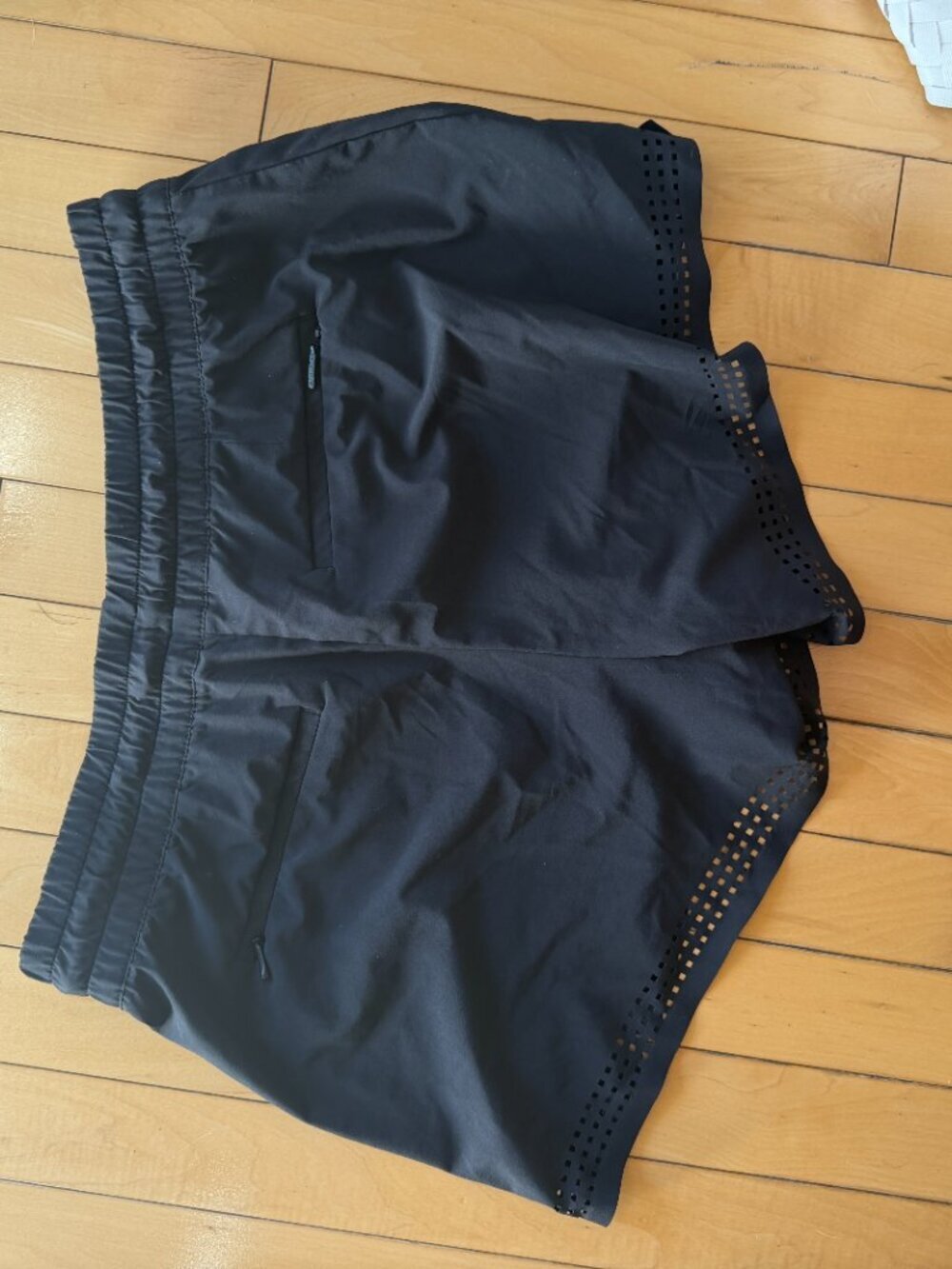 Athleta Baja Perforated Laser Cut Featherweight Stretch Shorts Size 8 Black - Picture 8 of 11